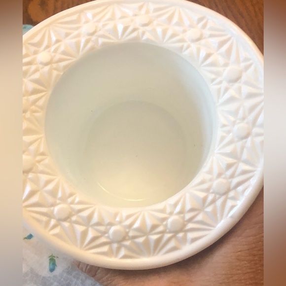 Fenton Top Hat White Daisy and Button Pattern - Picture 7 of 7